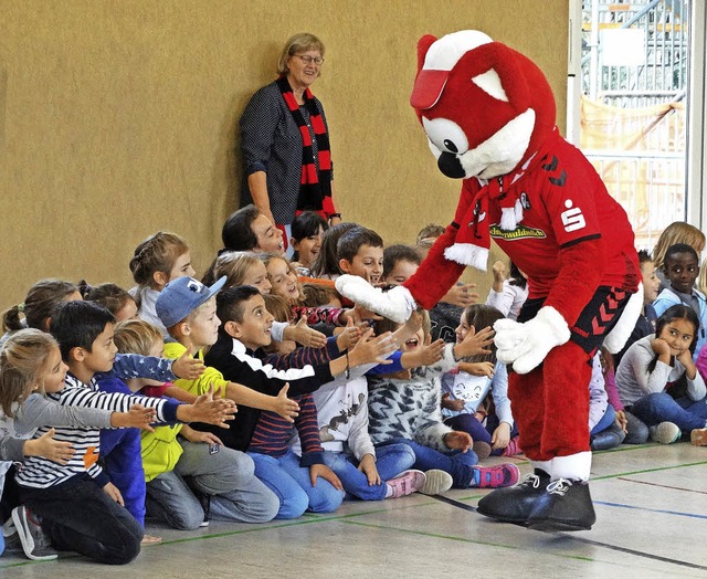 Abklatschen mit dem SC-Fchsle   | Foto: Silas Schwab