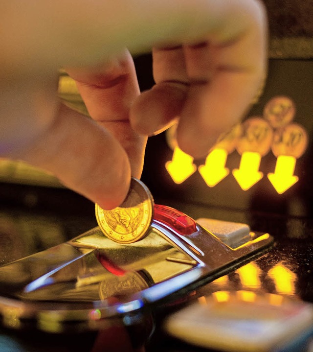 Euro um Euro wandert in die Automaten und ruiniert Existenzen.   | Foto: dpa