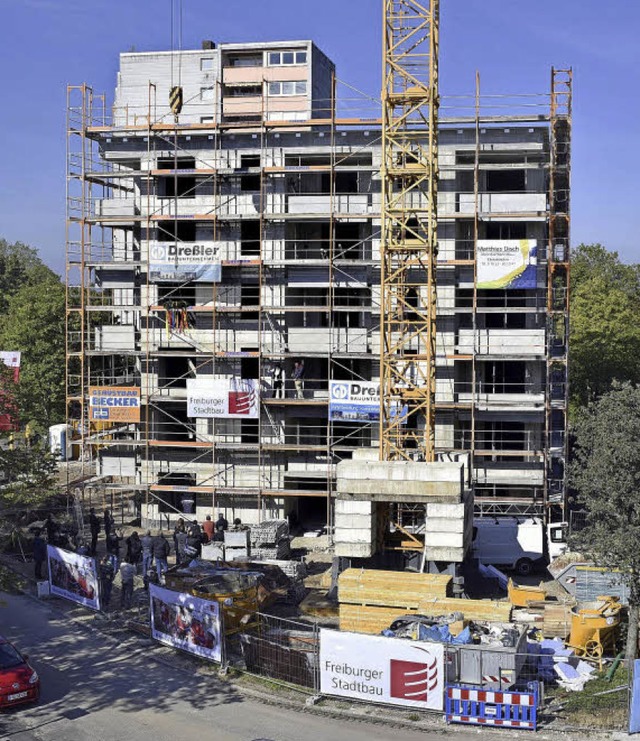 Anstelle eines Pavillons  steht nun de...das Hochhaus, das als nchstes fllt.   | Foto: Thomas Kunz