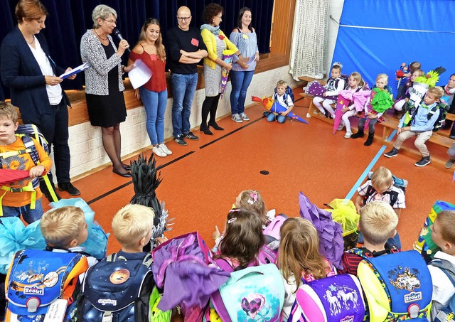 Das Lehrerkollegium begrte die neuen Erstklssler in Holzhausen.   | Foto: Claudia Bachmann-Goronzy