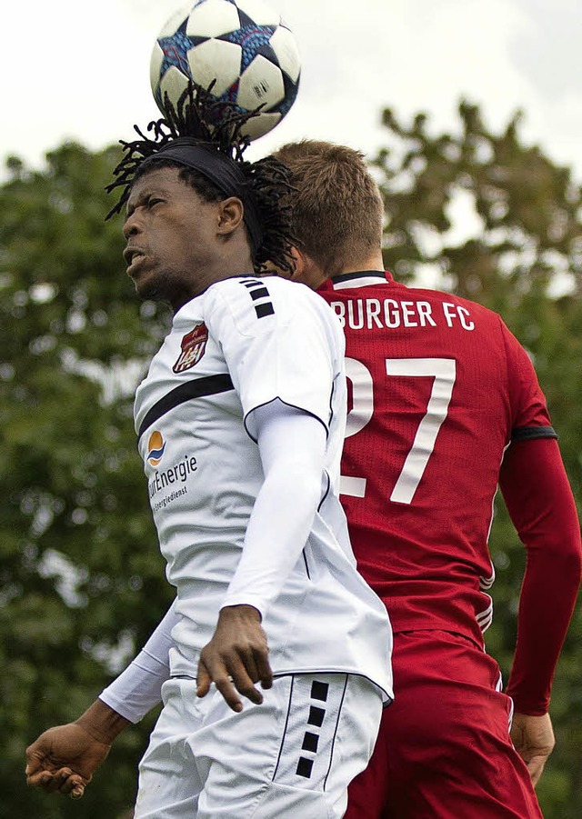 Leistungsexplosion: Buba Ceesay (links... gegen Fabian Amrhein (Freiburger FC).  | Foto: Markus Schchtele