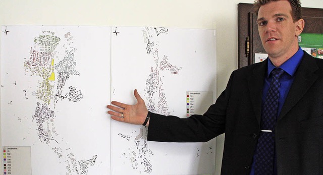Wahlleiter Stefan Schmitz zeigt auf die neue Aufteilung der Wahlbezirke.   | Foto: Jrn Kerckhoff