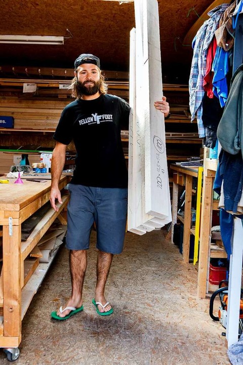 Florian Jähne mit einem Stapel Balsaho...aus dem die Freunde Surfbretter bauen.  | Foto: JOSS ANDRES