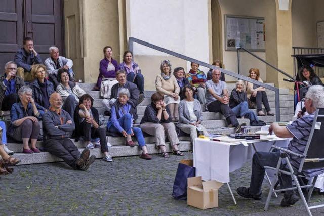 Literatur auf den Kirchenstufen