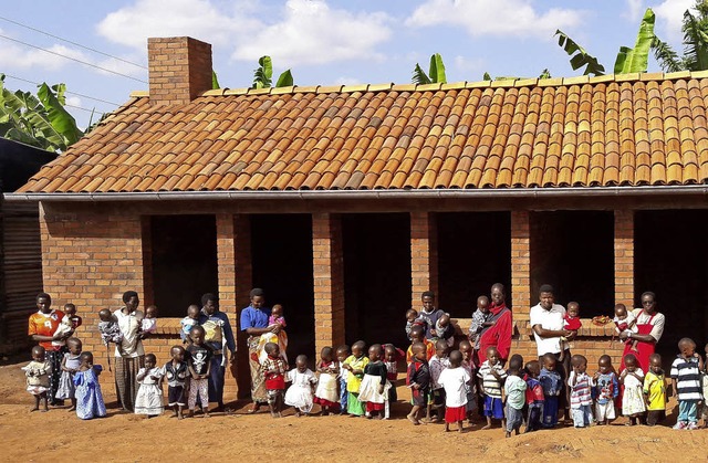 Waisenkinder und ihre Betreuer, darunt...aus, das nun ausgestattet werden soll.  | Foto:  Stiftung Helfende Hnde