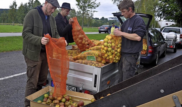 Moritz Gtz rechts) aus Gupf und seine...n Apfelsaft von ihren Streuobstwiesen.  | Foto: Jutta Schtz