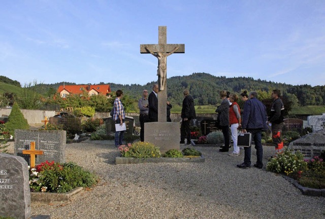 Bei der Sanierung des Friedhofs steht ...Kreuz im Weg und soll versetzt werden.  | Foto: Sabine Model