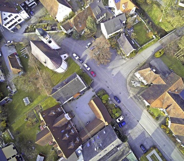 Ihren Dorfplatz zwischen Kirche (oben ...reffpunkt fr die Brger umgestalten.   | Foto: Michael Saurer
