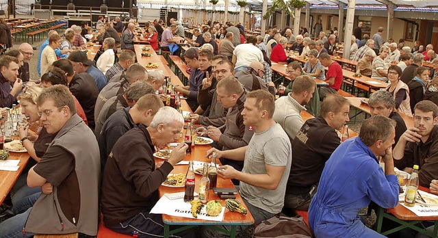 Auftakt zum Winzerfest: Um die Mittags...lt weilten, um whrschaft zu speisen.   | Foto: Herbert Frey