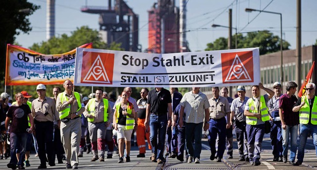 Stahlarbeiter  in Duisburg demonstrier...geplante Fusion und den Personalabbau.  | Foto: dpa