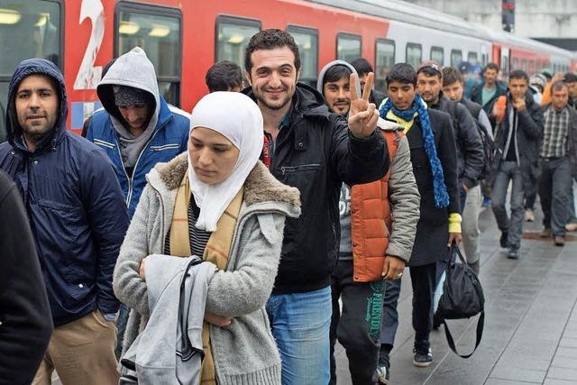 Flüchtlingspolitik: Regierung verteidigt Grenzöffnung