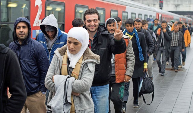 Flchtlinge erreichen im Oktober 2015 den Bahnhof in Passau.  | Foto: dpa