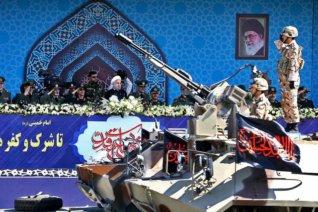 Irans Prsident Hassan Ruhani am Freitag bei einer Militrparade in Teheran  | Foto: dpa