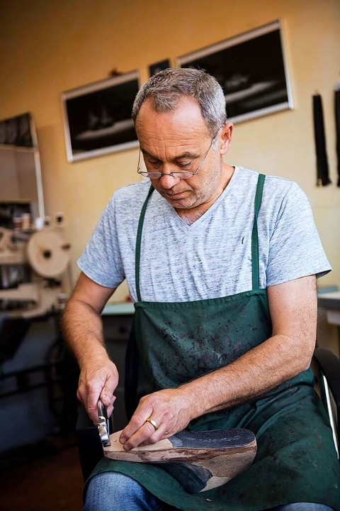 Die Arbeit mit der  Zwickzange erfordern von Feri Braun  viel Gefhl  | Foto: Paul Jaroslawski 