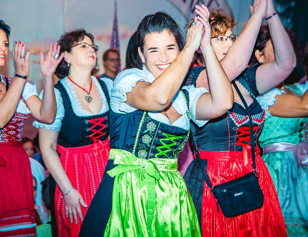 Dirndl, Latzhosen und Livemusik beim 5. Oktoberfest der Brauerei Ganter in Freiburg.