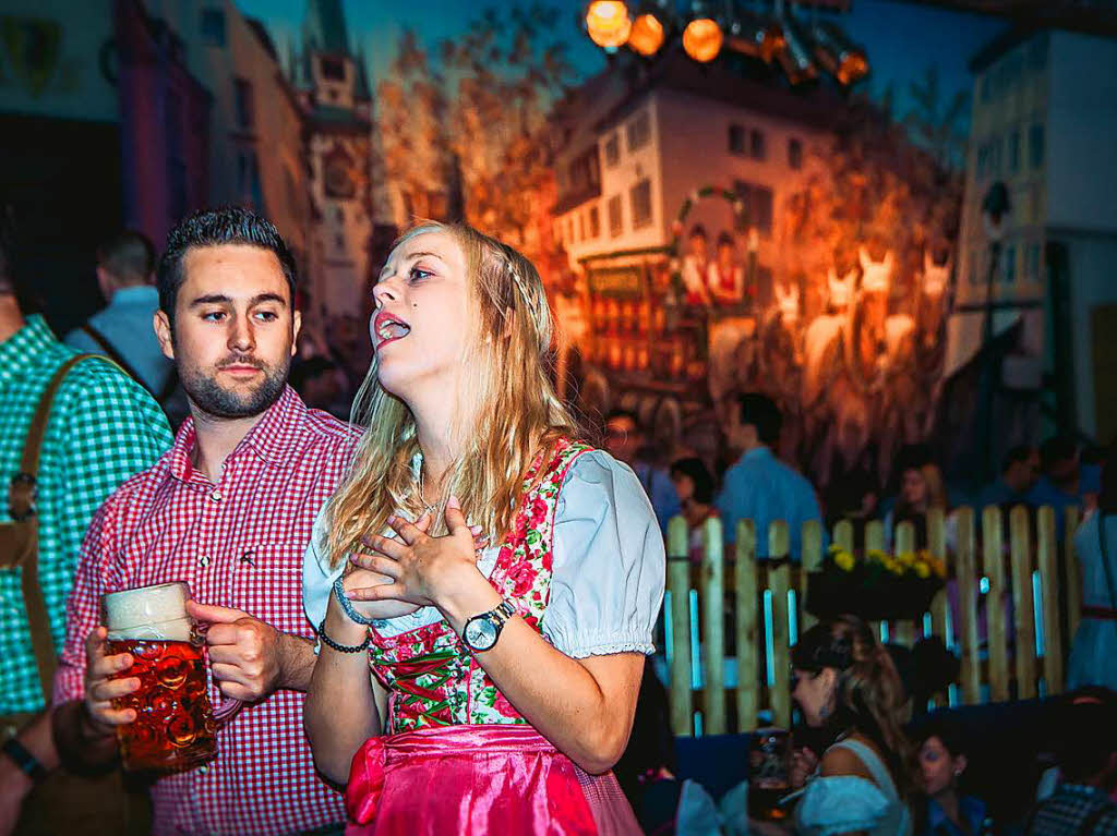 Dirndl, Latzhosen und Livemusik beim 5. Oktoberfest der Brauerei Ganter in Freiburg.