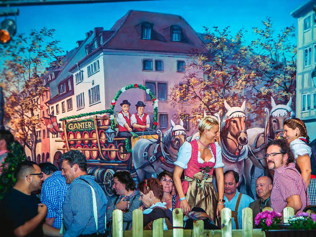 Dirndl, Latzhosen und Livemusik beim 5. Oktoberfest der Brauerei Ganter in Freiburg.