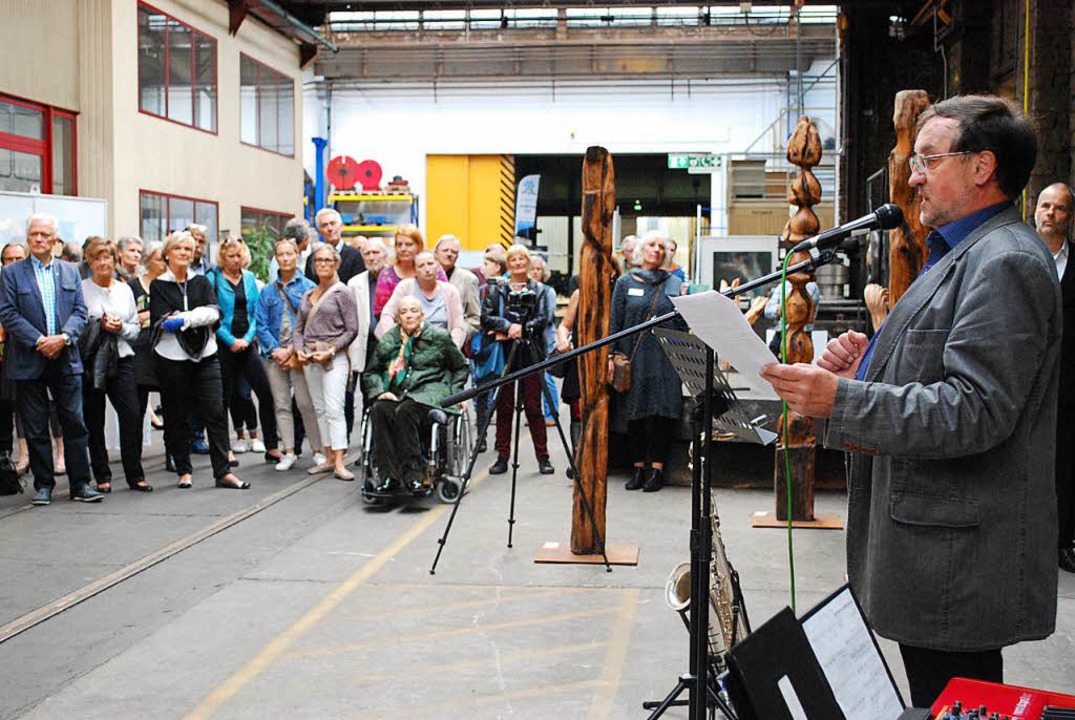 Das Wehrle-Werk als perfekter Ausstellungsraum; Werner Tegeler bei der Erffnung  | Foto: Sylvia-Karina Jahn
