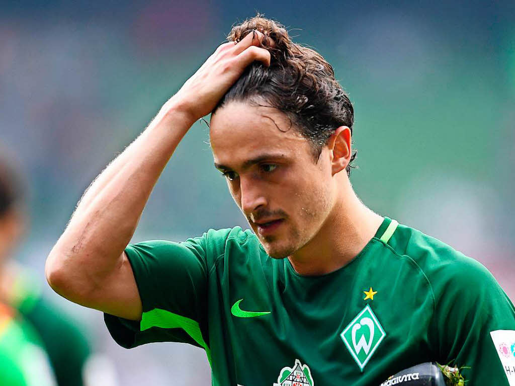 Bremen-Spieler Thomas Delaney rauft sich hingegen die Haare ob der ausgelassenen Chancen.