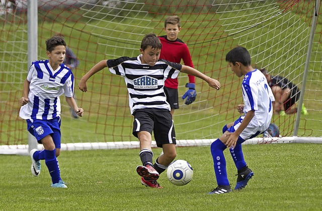 Packendes Duell: Die D2-Junioren des F...lau) gegen SG Prechtal (schwarz/wei).  | Foto: Daniel Fleig