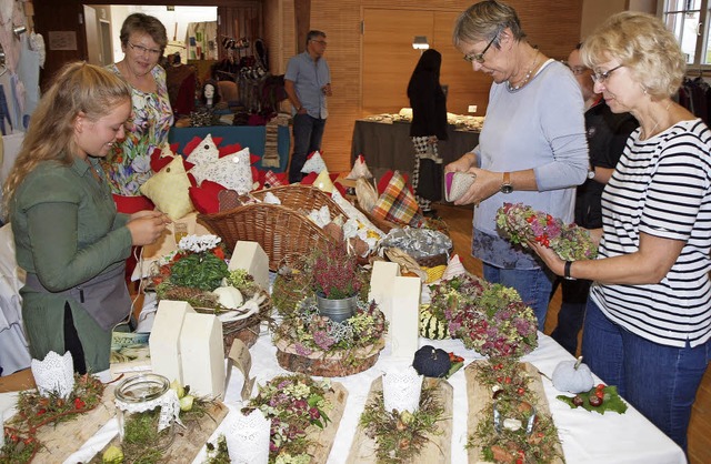 Herbstlich geprgt waren viele Angebot...nde in der Alten Halle und drumherum.   | Foto: Michael Haberer