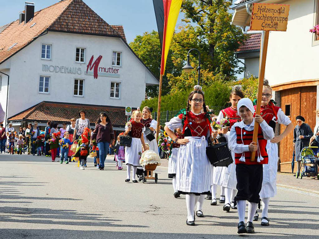 Farbenprchtig war der traditionelle Umzug zum Erntedank am Sonntag in Grwihl.