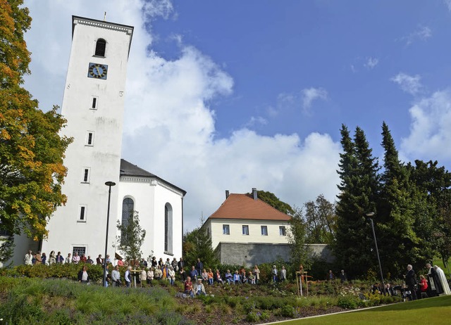 Gro war das Interesse an der Einweihu...Regina Jaekel segnete die Grnanlage.   | Foto: Christiane Sahli