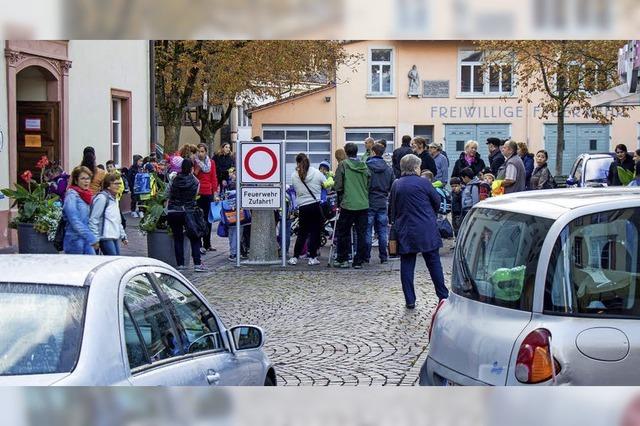 Im Auto auf den Schulhof