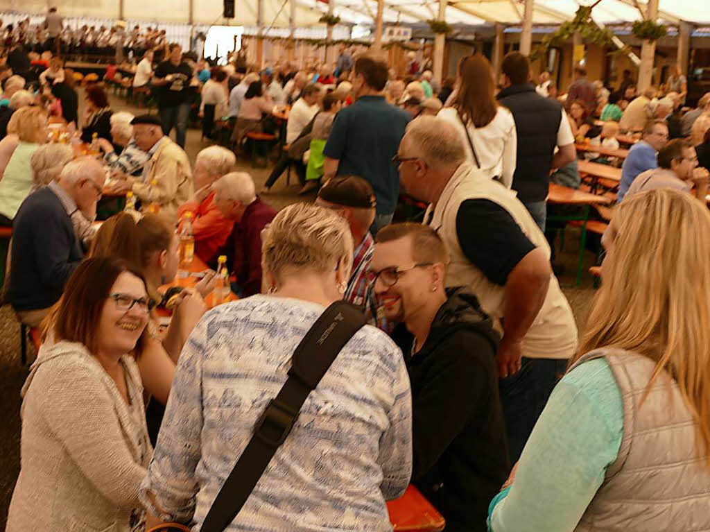 Zur Mittagszeit spielte der Musikverein Harpolingen den Gsten im Winzerfestzelt zum Essen auf.