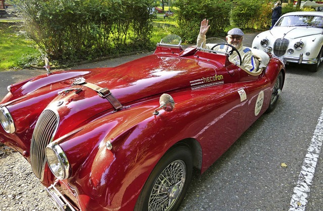 Ganz elegant kam Rolf Engler aus Rappe...hweiz mit seinem Jaguar XK 120 daher.   | Foto: Hrvoje Miloslavic