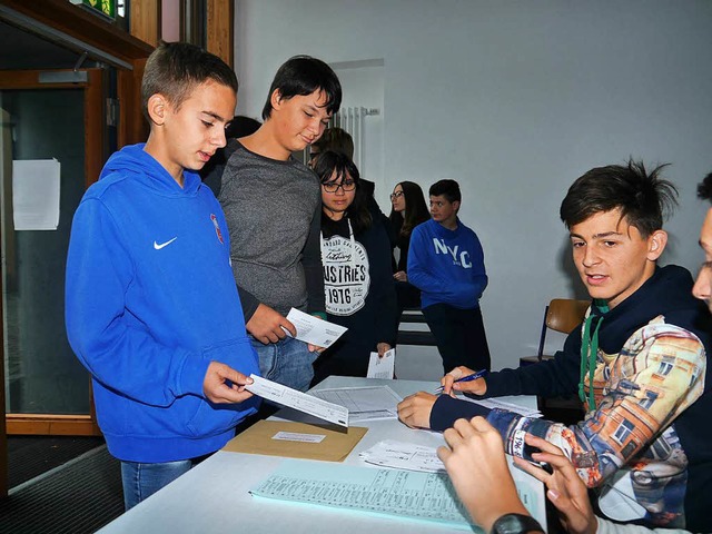 Mit der Wahlbenachrichtigung geht&#8217;s zum Wahlschein  | Foto: Schule