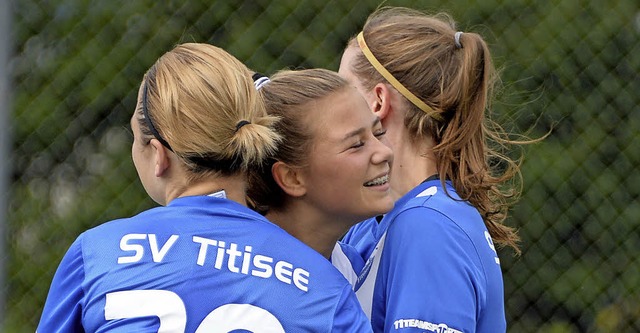 Pure Freude: Titisees Fuballerinnen b...die 2:0-Fhrung durch Lotta Kleiser.    | Foto: patrick seeger