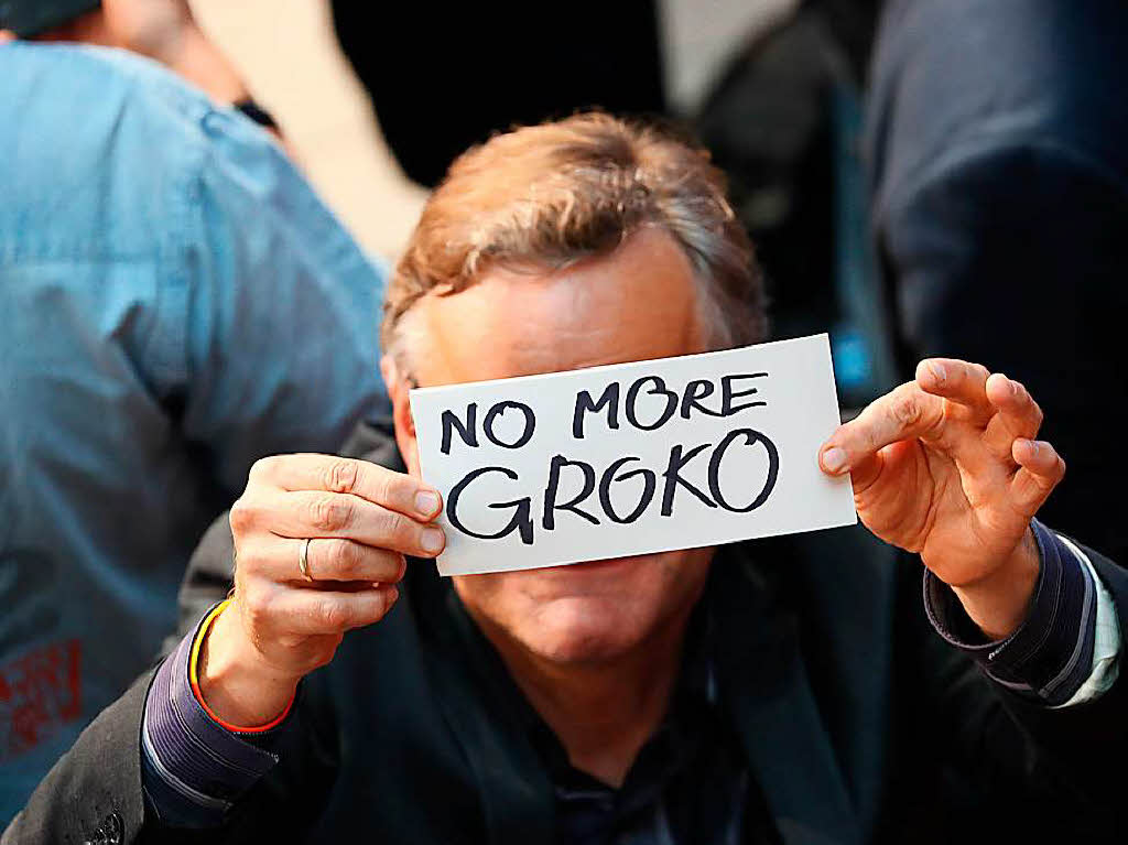 Ein Gast der SPD-Wahlparty der SPD hlt ein Schild mit der Aufschrift „No more Groko“ (Keine Groe Koalition mehr)