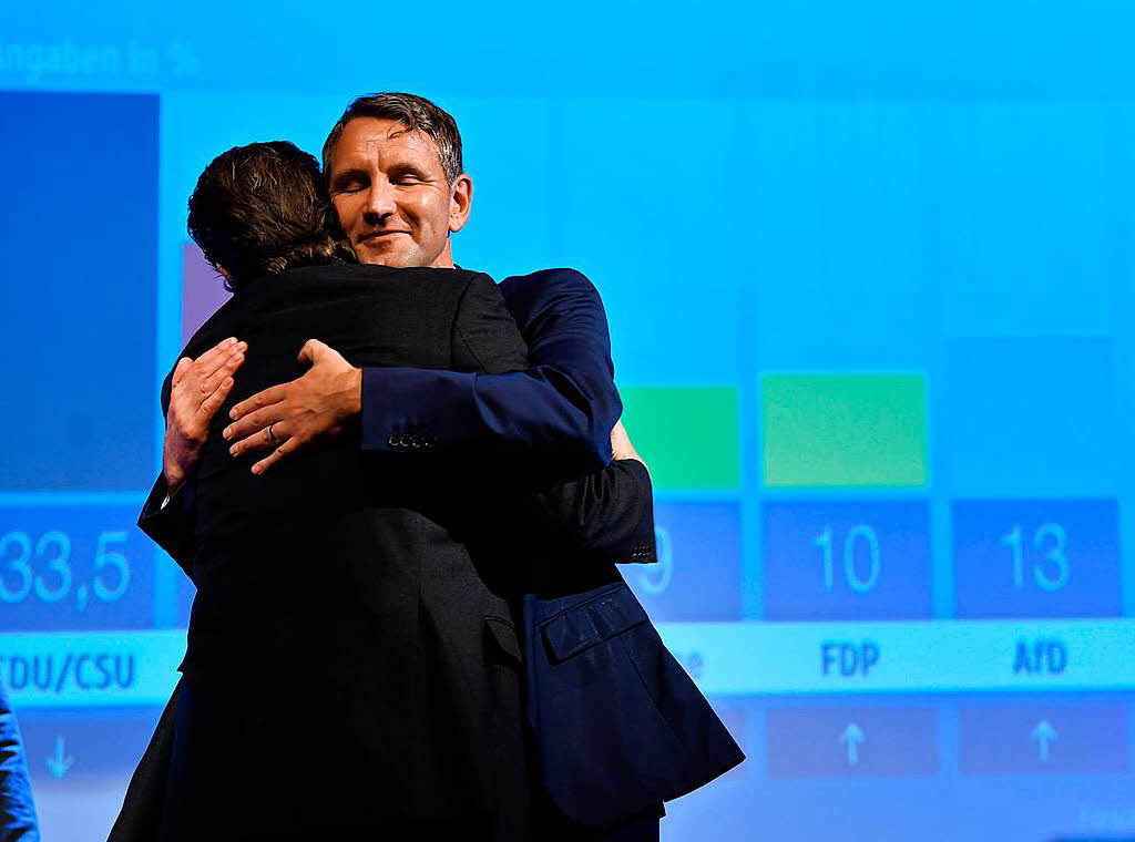 Thringens AfD-Landeschef Bjrn Hcke (r) und der AfD-Landtagsabgeordnete Stephan Brandner umarmen sich.