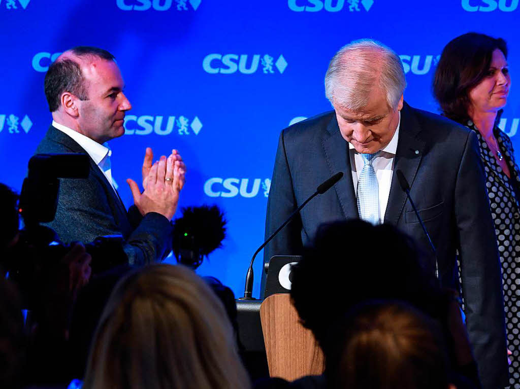 CSU-Parteichef Horst Seehofer verbeugt sich in der CSU-Landesleitung in Mnchen.