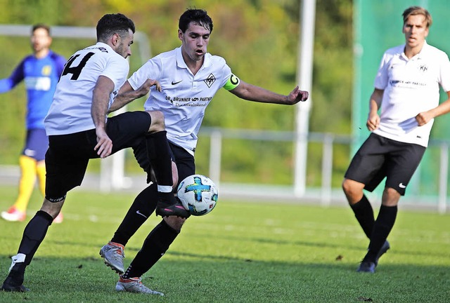 Tobias Falkowski (links), Sascha Waldv...Spieler weniger waren sie chancenlos.   | Foto: Thomas Scherer