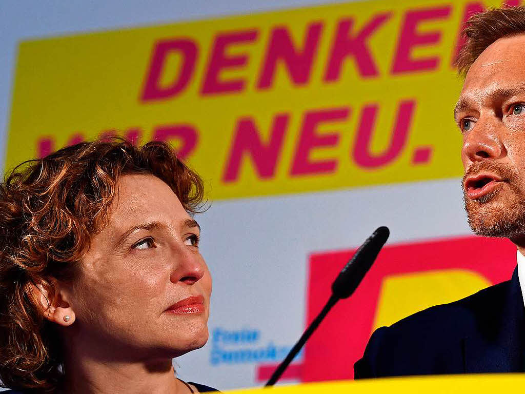 FDP-Generalsekretrin Nicola Beer verfolgt die Rede von Christian Lindner.