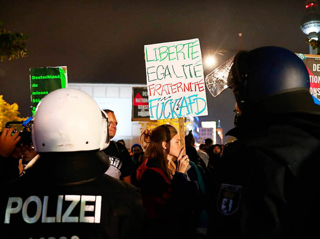 Demonstranten protestieren vor dem Gebude, in dem die AfD-Wahlparty in Berlin stattfindet.