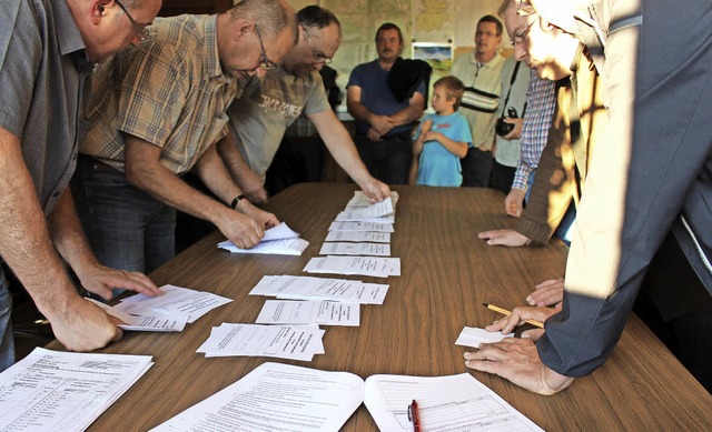 Um 18. 20 begannen die Wahlhelfer im R...er Name des neuen Dorfoberhaupts fest.  | Foto: martin Klabund