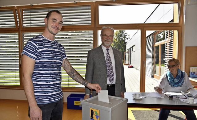 Ein Brger bei der Stimmabgabe im Kinderhaus in Wyhlen   | Foto: Martin Eckert