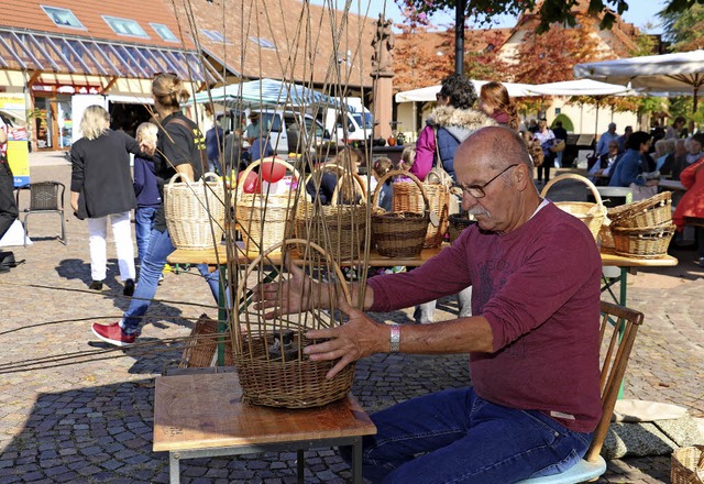 Auf dem Umkircher Herbstmarkt auf dem ... Jakob aus Ihringen sein Handwerk vor.  | Foto: christa rinklin