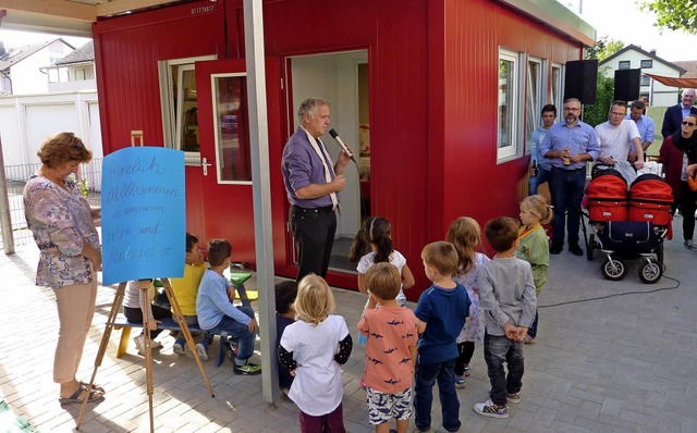 Das Werk- und Malatelier des Kindergar...chlitz. Links ist Leiterin Ute Kefer.   | Foto: Karlernst Lauffer