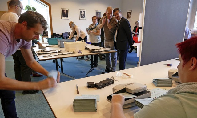 Auszhlung der Stimmen im Bad Krozinge...1000 Briefwahlstimmen mehr zu zhlen.   | Foto: Hans-Peter Mller