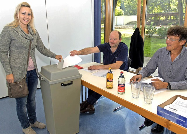 Erstwhlerin Cindy Fritz gestern bei d...ass ihre Erstwahl reibungslos verlief.  | Foto: Olaf MIchel