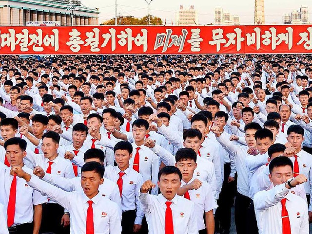 Etwa 100000 Nordkoreaner demonstrierten am Samstag in Pjngjang gegen die USA.   | Foto: dpa