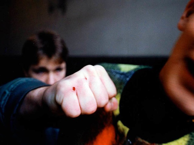 Ein 15-Jhriger hat einem anderen Juge...s ins Gesicht geschlagen. (Symbolbild)  | Foto:  DPA Deutsche Presse-Agentur GmbH