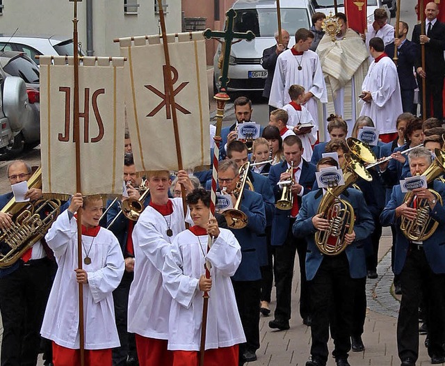 In feierlicher Prozession zogen die Gl...n, aus der Kirche und wieder zurck.    | Foto: R. Beschorner