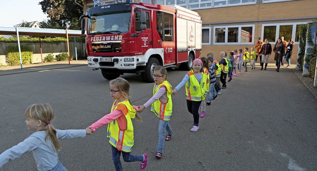 Hand in Hand verlassen die Kinder das ... sich auf dem Schulhof in Sicherheit.   | Foto: Christoph Breithaupt