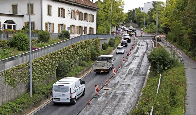 Der Belag der Zrcherstrae im Schweiz...es dort  Verkehrsbehinderungen geben.   | Foto: Valentin Zumsteg