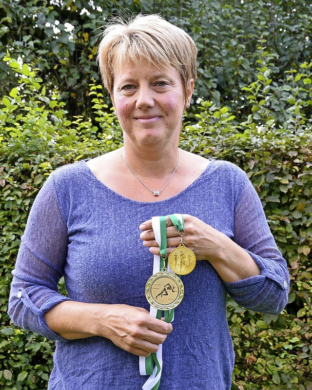 Claudia Behringer mit Medaillen von frheren Meisterschaften   | Foto: Horatio Gollin